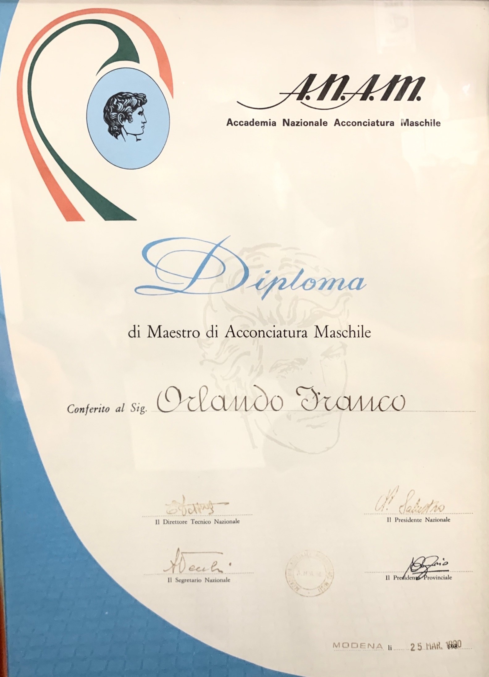 Diploma di Maestro di Acconciatura Maschile conseguito da Franco Orlando nel 1980, esposto da Parrucchiere Uomo Orlando a Cologno Monzese.