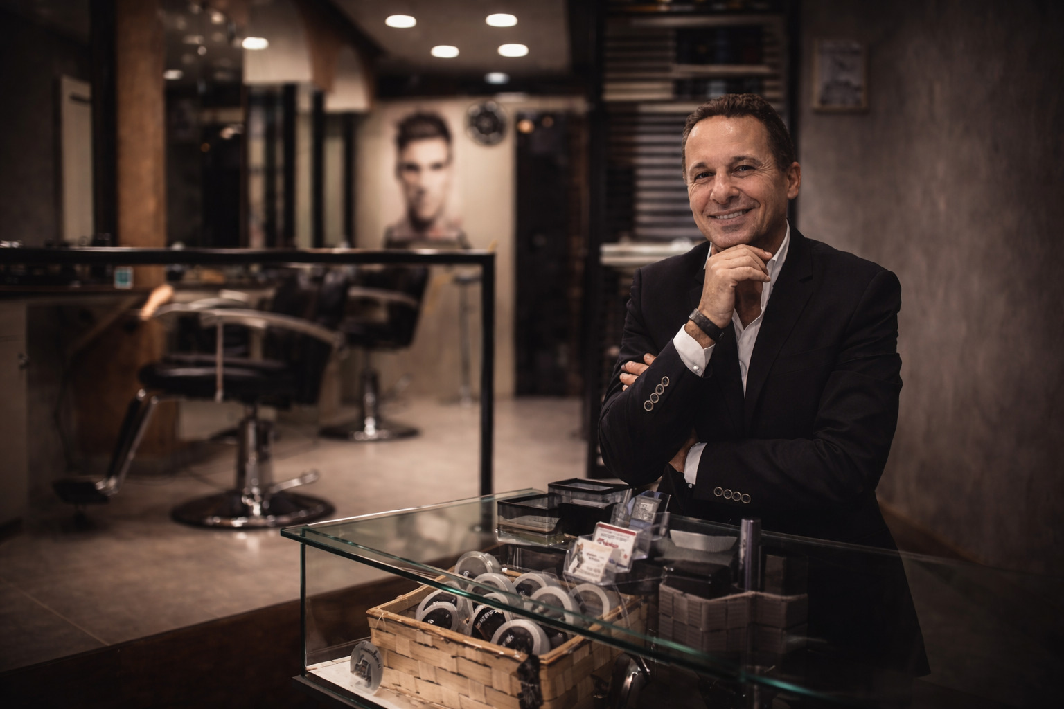 Ritratto del titolare all'interno del salone Parrucchiere Uomo Orlando a Cologno Monzese.